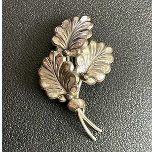 Vintage TEKA Silver Triple Leaf Brooch Pin Scalloped Botanical Design Signed 835
